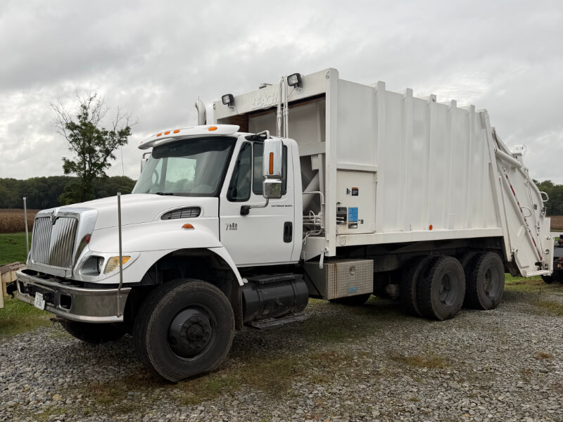 2005 IH DT570, 25 Yd Leach Rear Loader-image