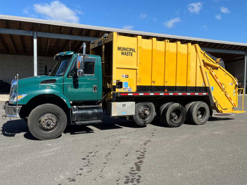 2005 IH DT570, 25 Yd Leach Rear Loader-image