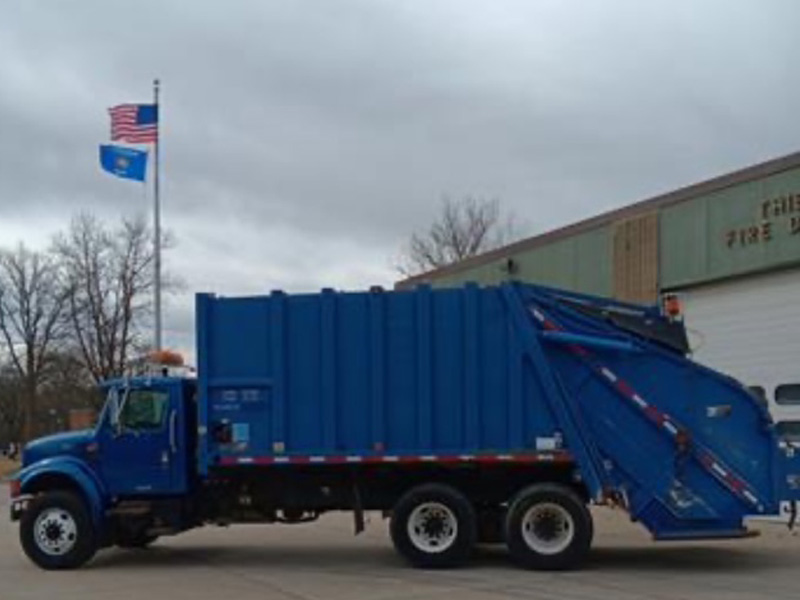 2002 International, 25 Yd Leach Rear Loader-image